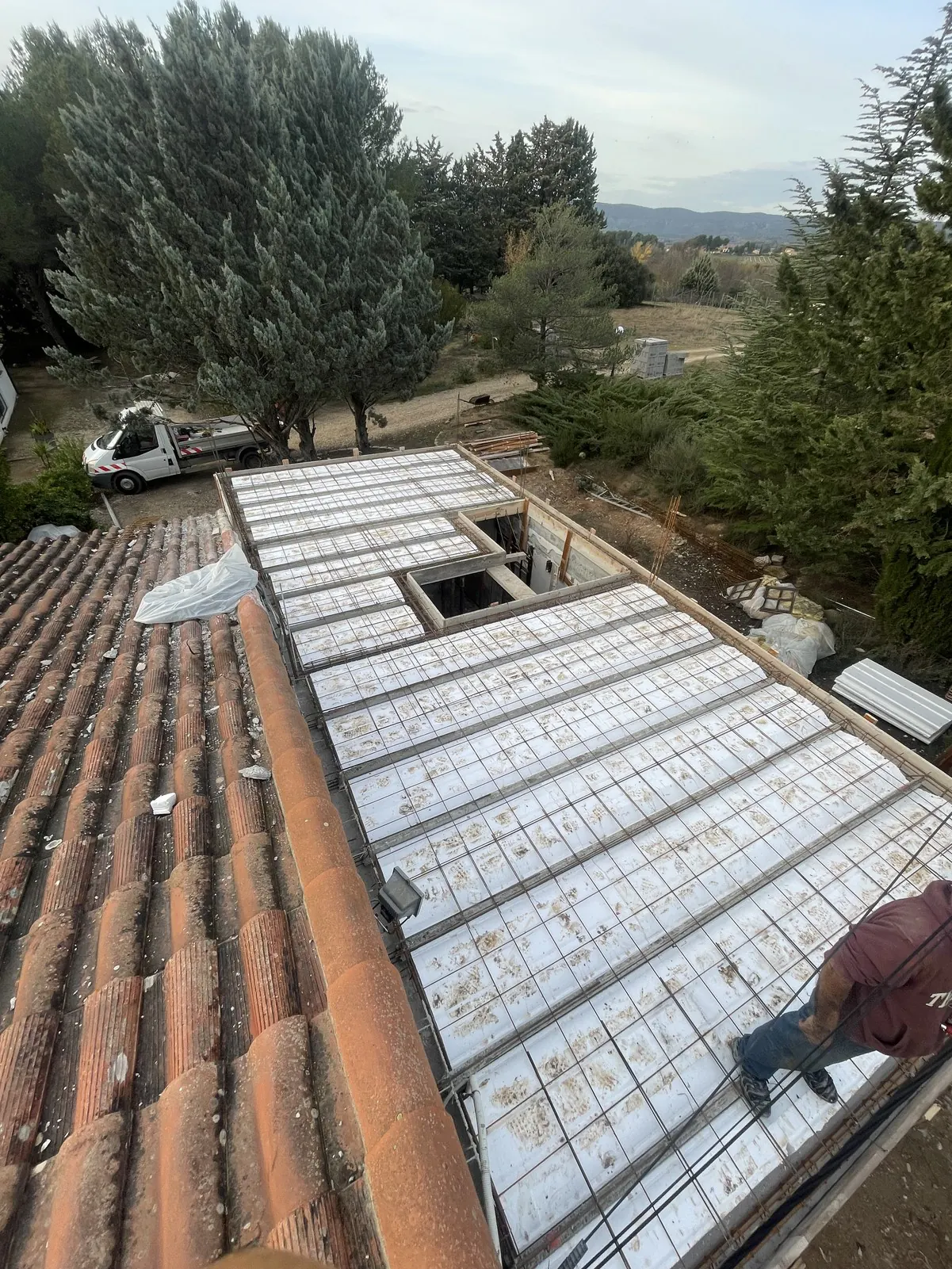 Plancher de l'étage posé au-dessus de l'ancienne toiture