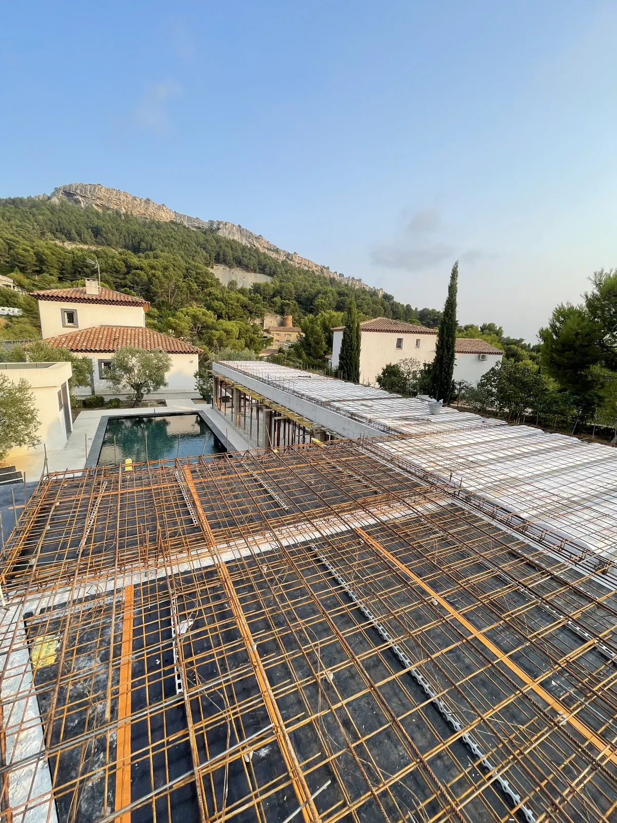 Ferraillage d'un plancher au bord d'une piscine