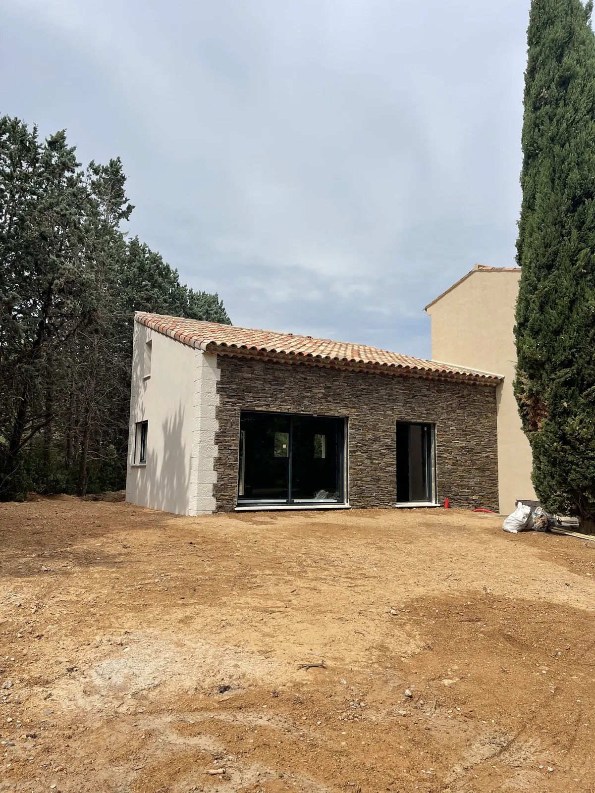 Annexe au toit de tuiles dans un jardin