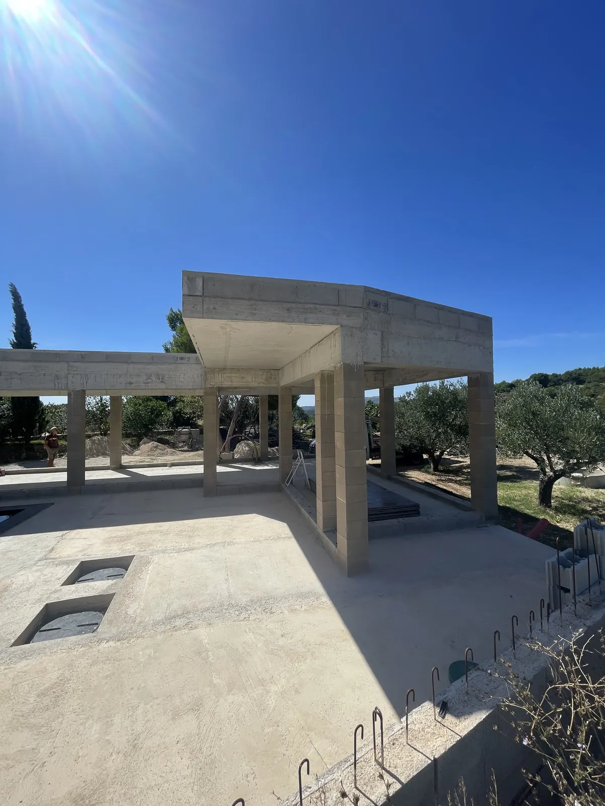 Poteaux et poutres en béton d'un pool house