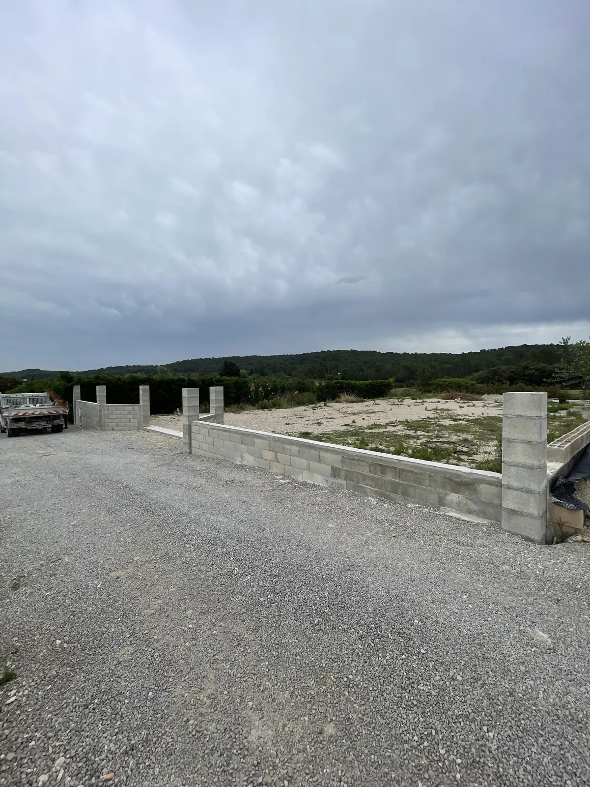 Murs de clôture et piliers montés