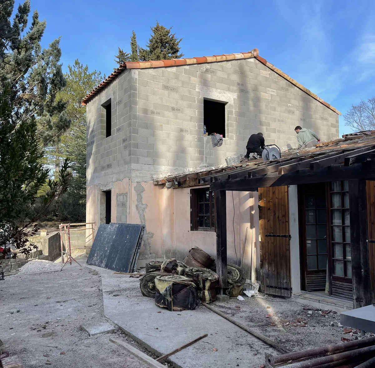 Étage monté en parpaing sur une maison à Pourrières