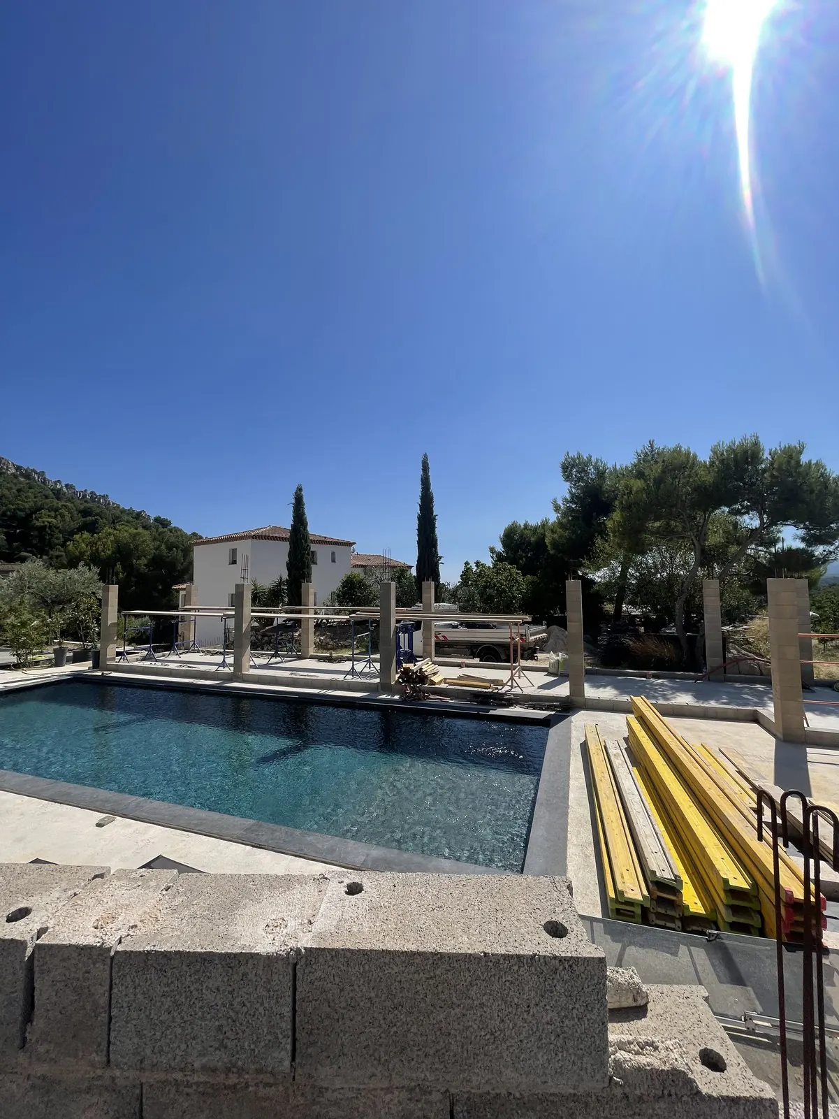 Poteaux coffrés au bord de la piscine