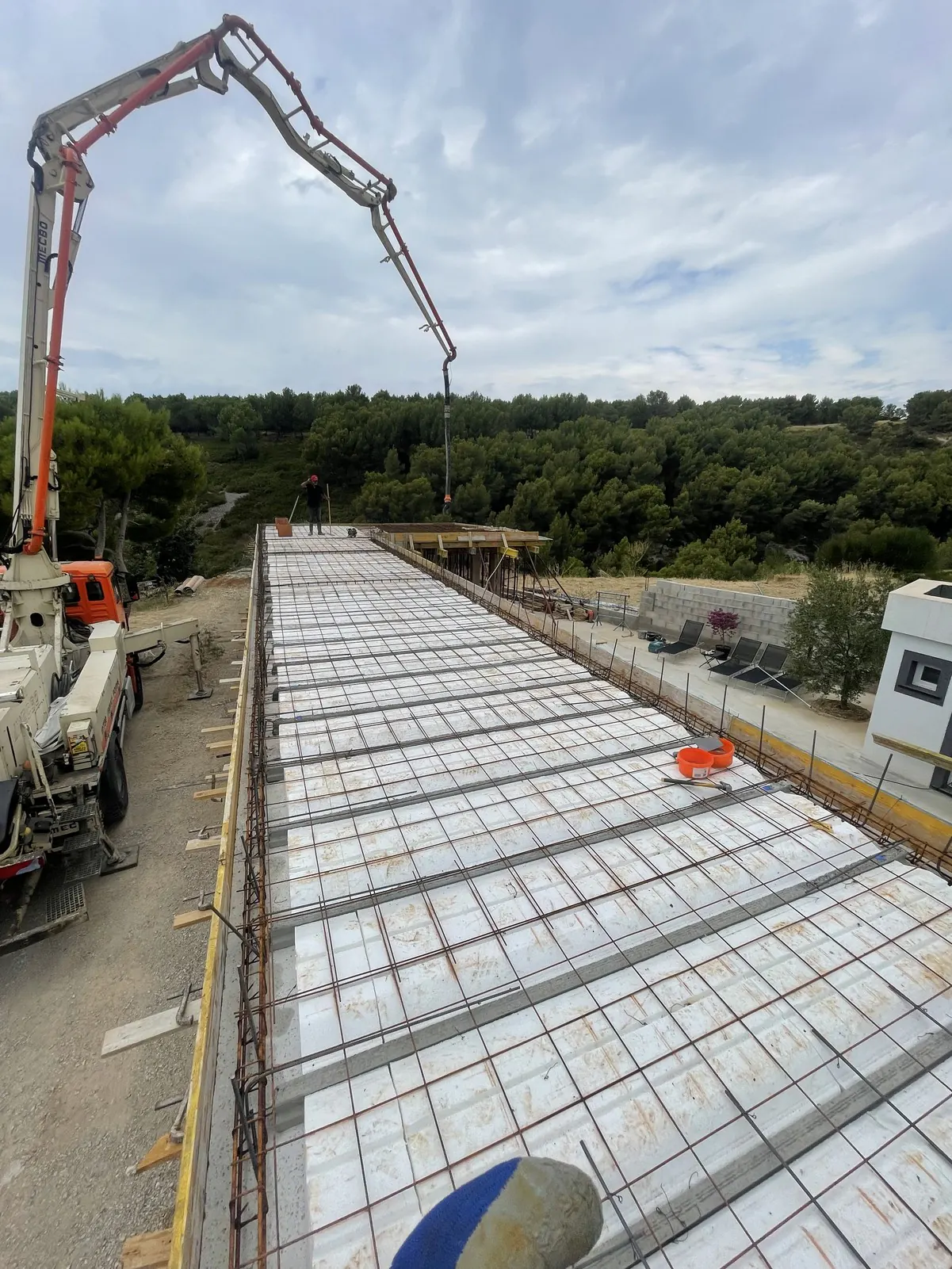 Coulage d'un plancher à la pompe à béton