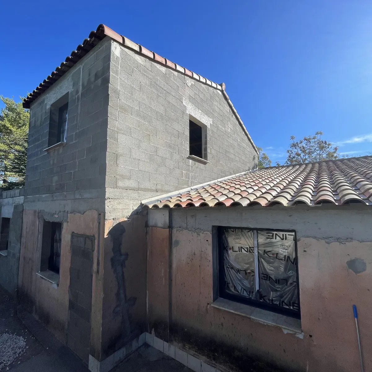 Maison surélevée d'un étage en parpaing à Pourrières