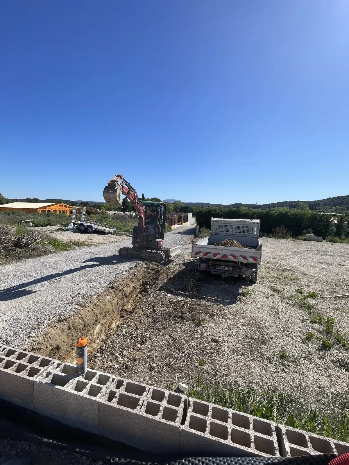 Tranchée de fondation pour des murs de clôture