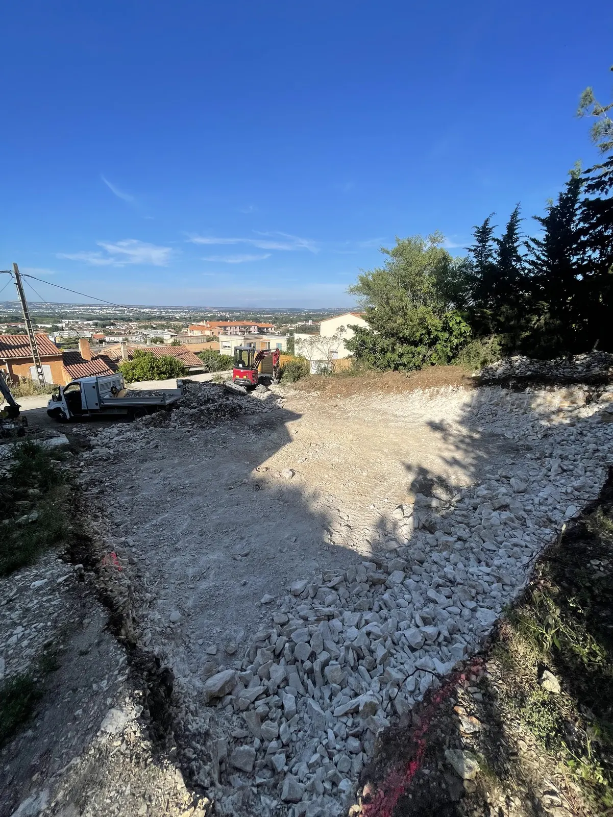 Plateforme terrassée dans la roche