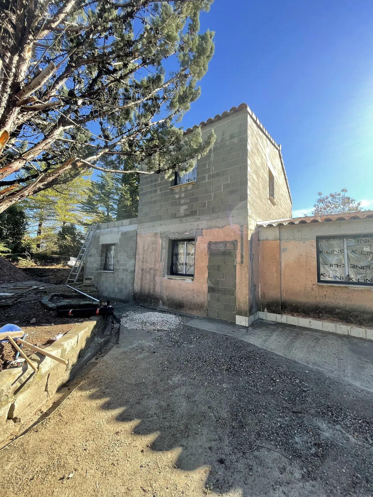 La maison surélevée, toiture en tuiles posée
