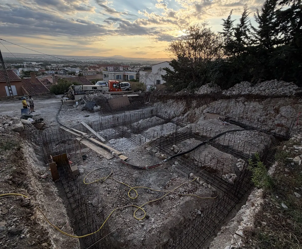 Fondations d'une construction au coucher du soleil