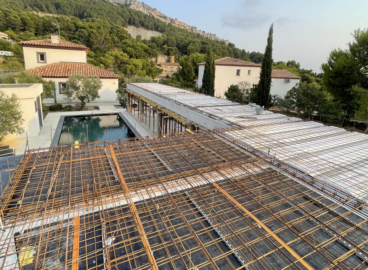 Ferraillage d'un plancher au bord d'une piscine