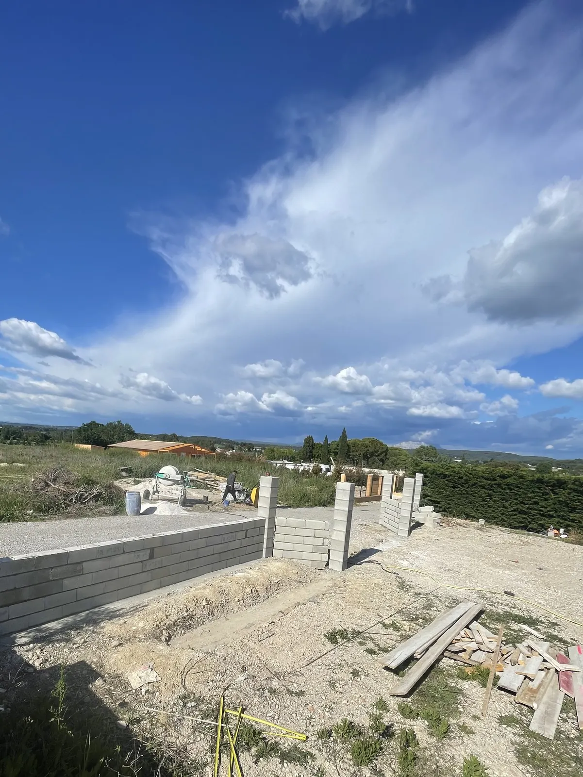Murs de clôture en cours, vue sur le terrain