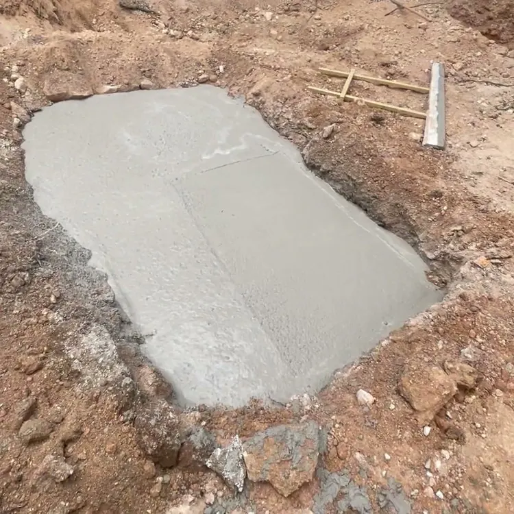 Plot de fondation en béton fraîchement coulé
