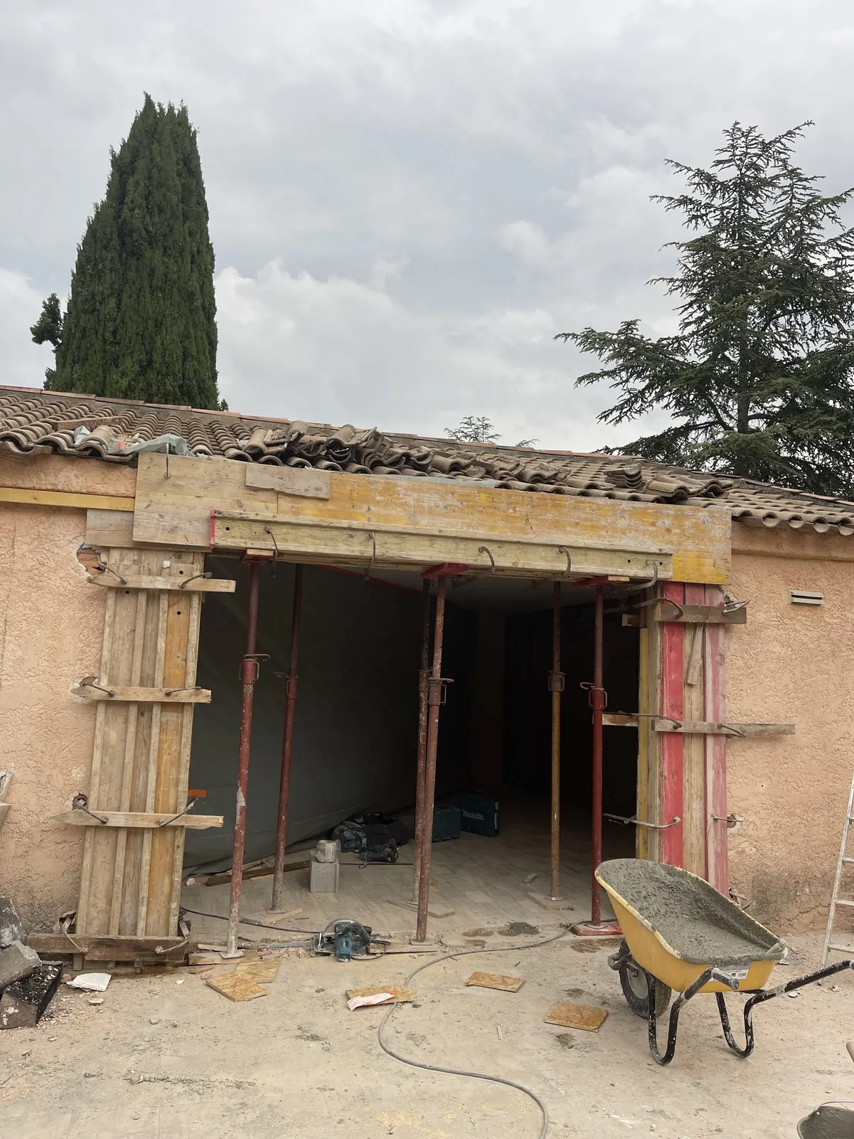 Mur ouvert sous étaiement, linteau coffré