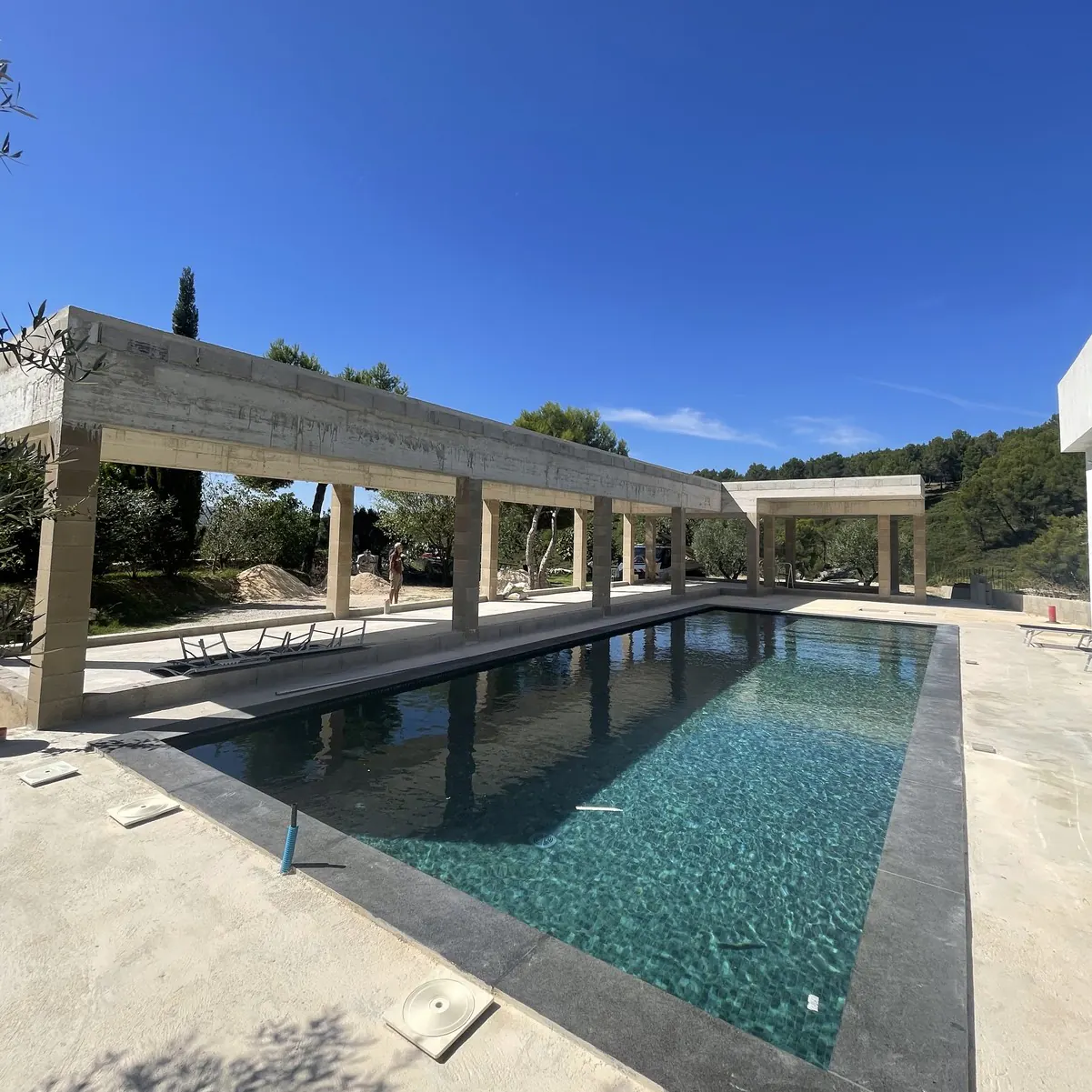 Pool house en béton le long d'une piscine, Roquefort-la-Bédoule