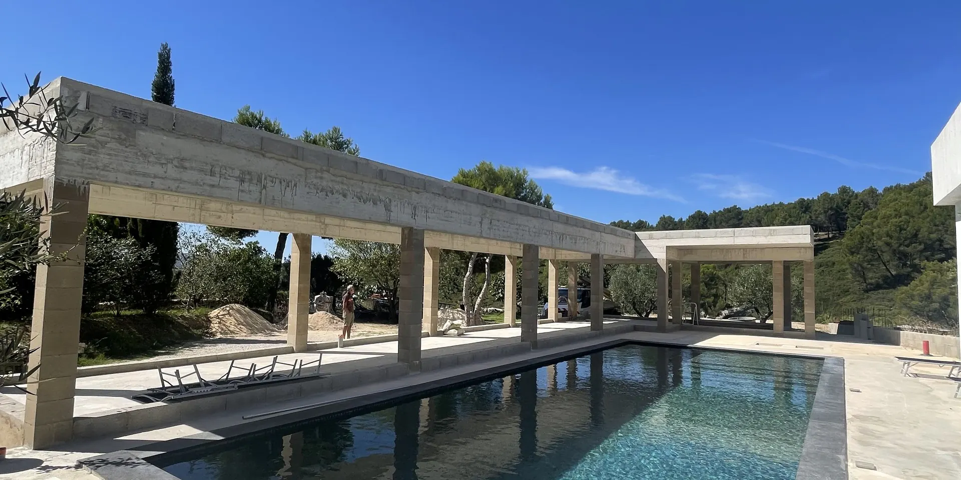 Pool house en béton et piscine, un chantier MR BÂTIMENT à Roquefort-la-Bédoule