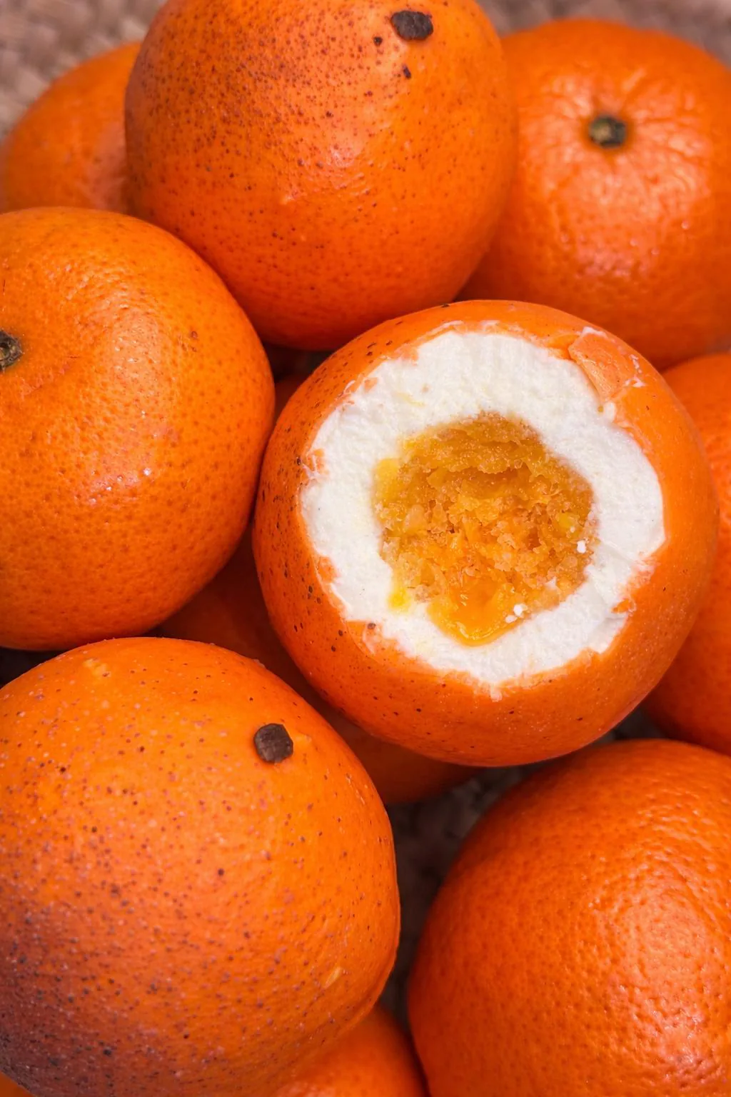 Création trompe-l'œil mandarine parmi de véritables mandarines