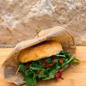 Sandwich Pastrami — pain focaccia