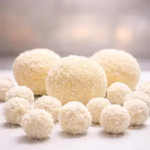 Créations trompe-l'œil à la noix de coco, posées parmi de véritables confiseries