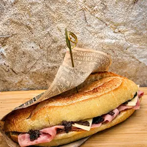 Sandwich Jambon beurre à la truffe — pain baguette