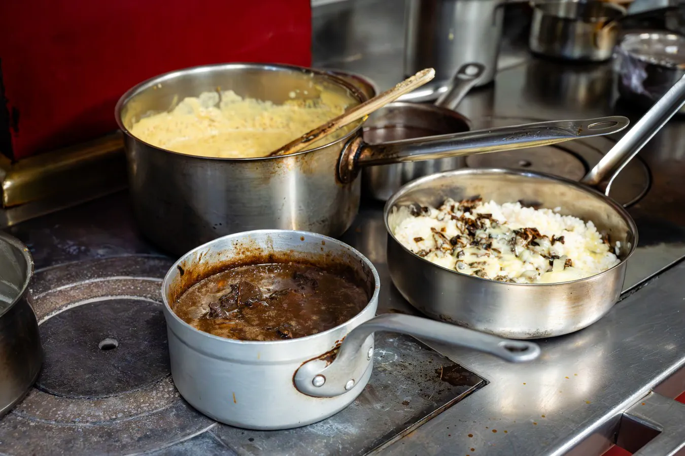 Saucepans on the range, side dishes on the go