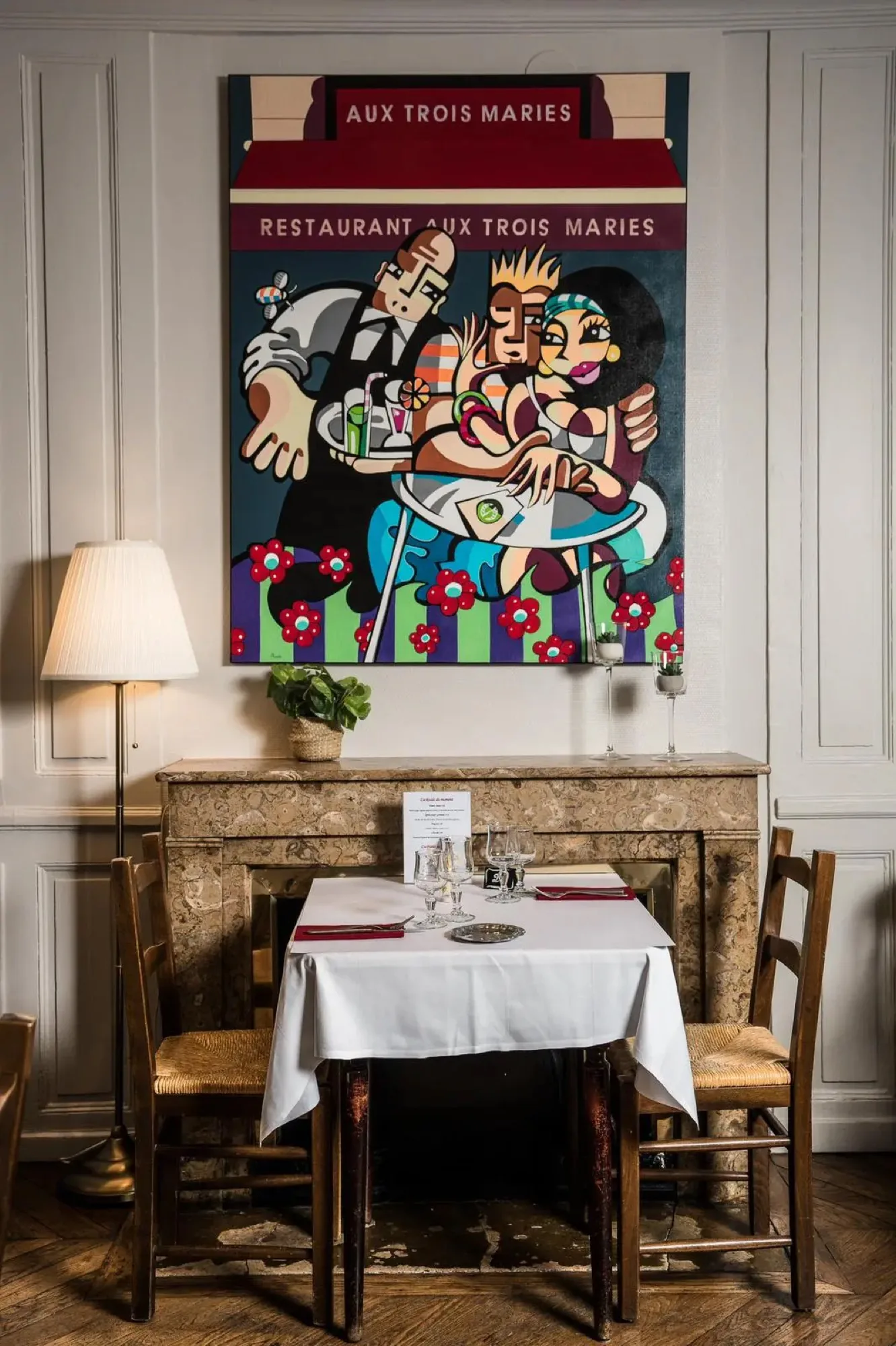 Le tableau « Aux Trois Maries » au-dessus de la cheminée
