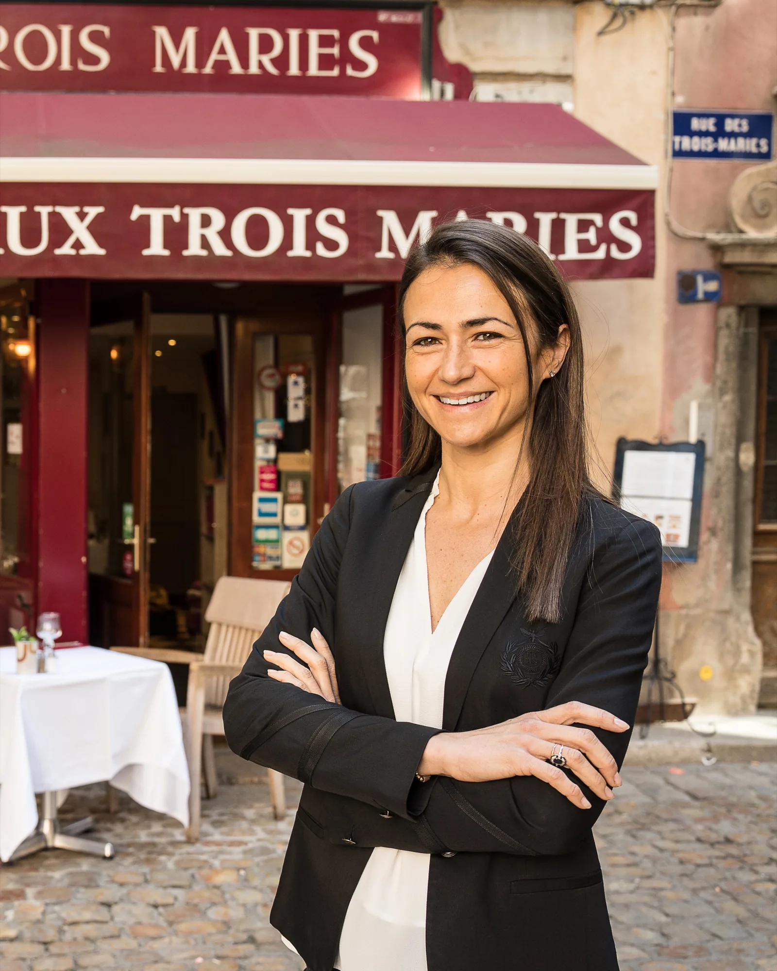 Clémentine Roure devant le restaurant