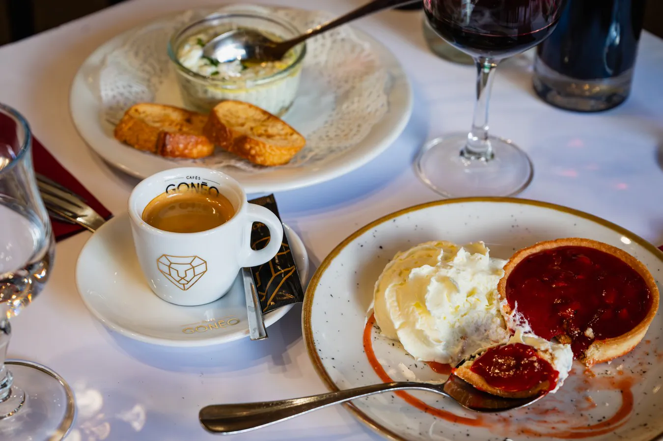 A coffee, a half-eaten tartlet and a cervelle de canut, at the end of the meal
