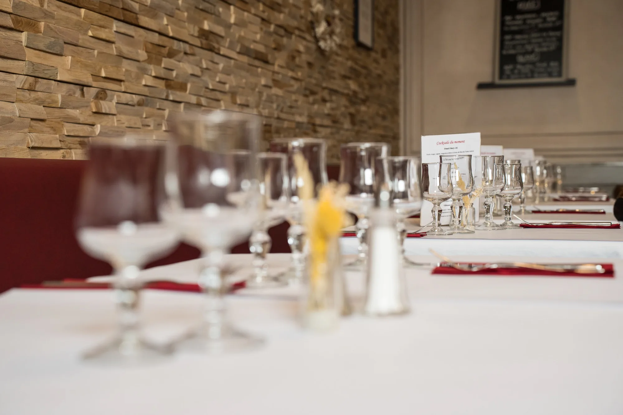 La salle du rez-de-chaussée, table dressée.