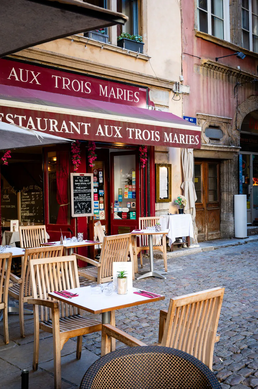 The terrace running along the façade, tables laid