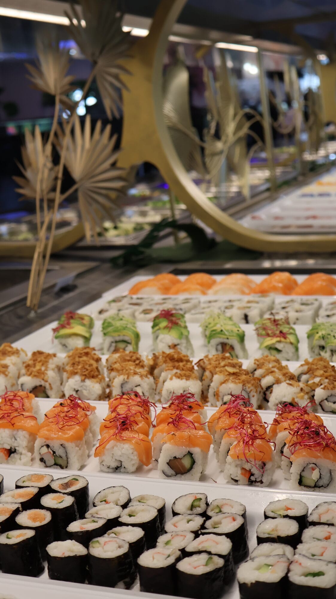 Mur de sushis et makis colorés au buffet GOGI