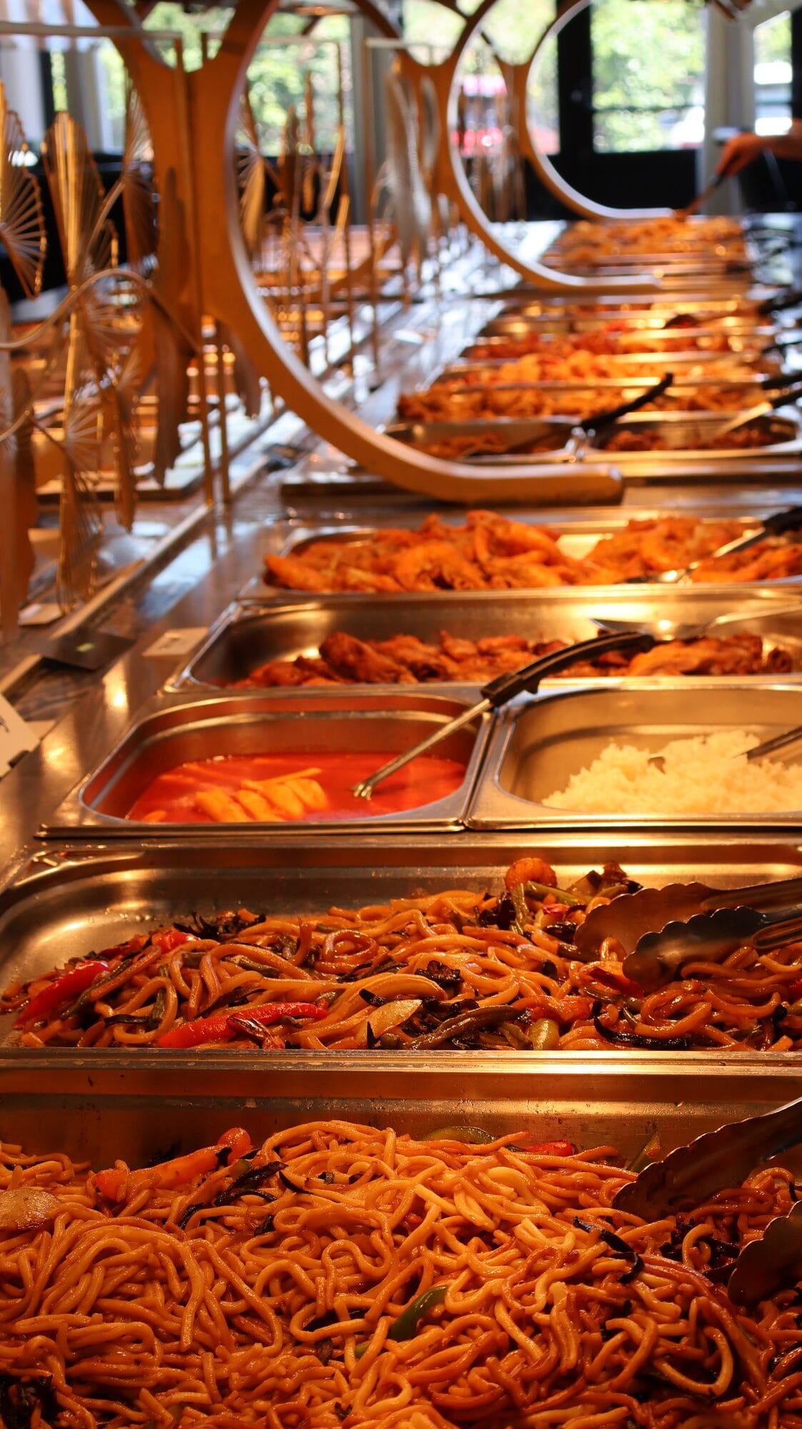 Bacs de nouilles sautées, poulet croustillant et légumes du buffet chaud servi lors d'une privatisation