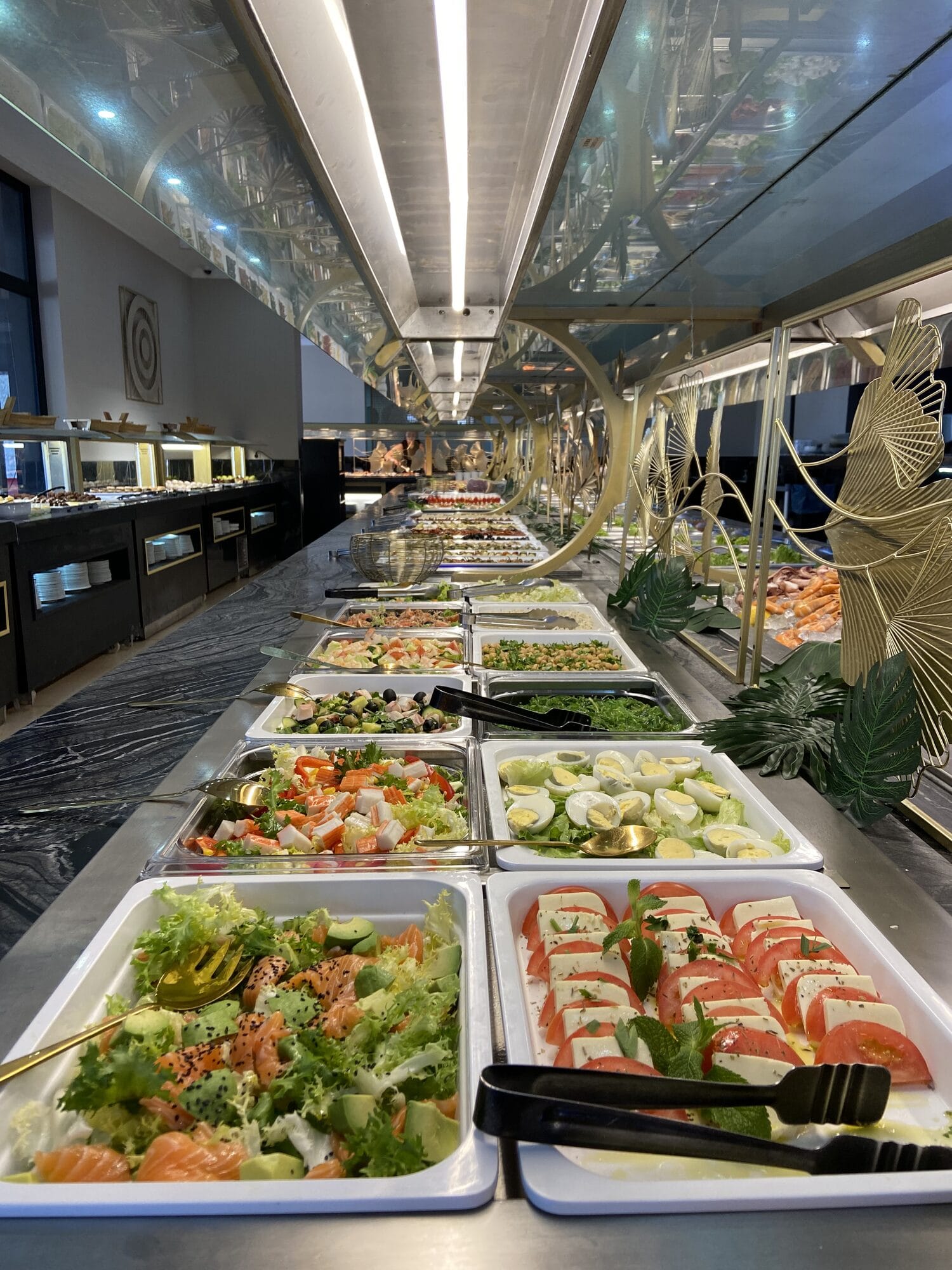 Long comptoir buffet en enfilade, abondance de plats asiatiques