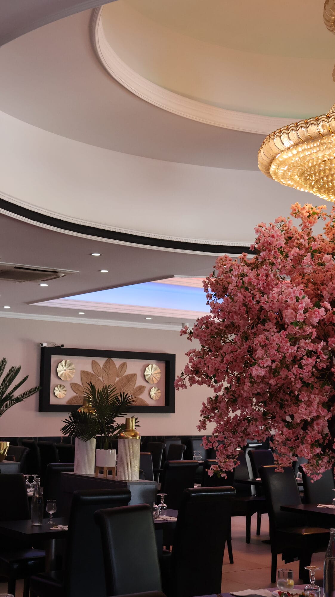 Intérieur festif du restaurant GOGI prêt pour un événement