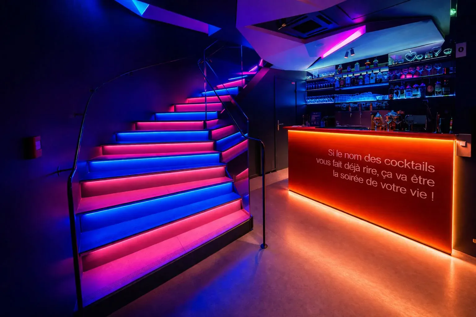 L'escalier néon et le bar à cocktails du Kidology, en configuration soirée privatisée