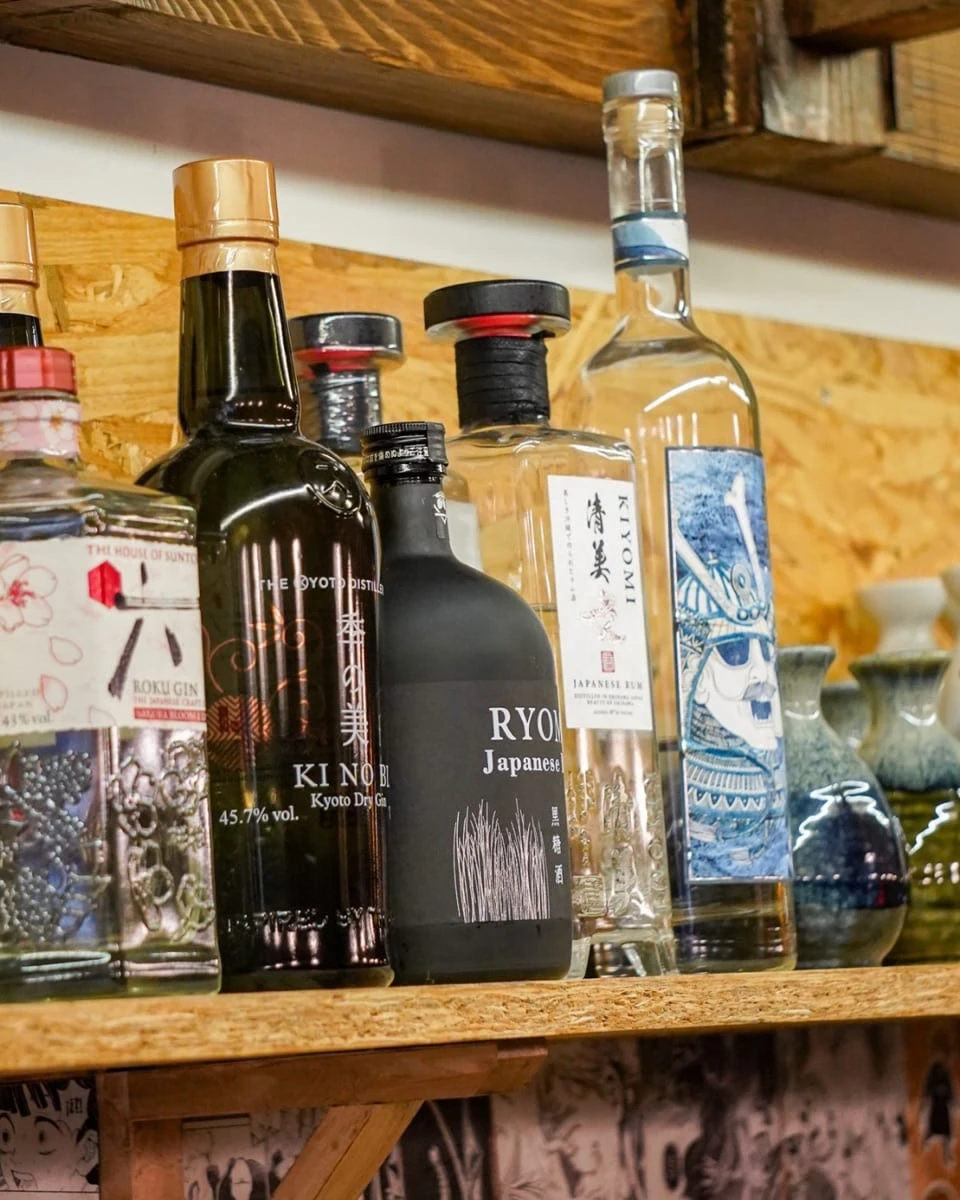 Sélection de whiskys japonais alignés au bar