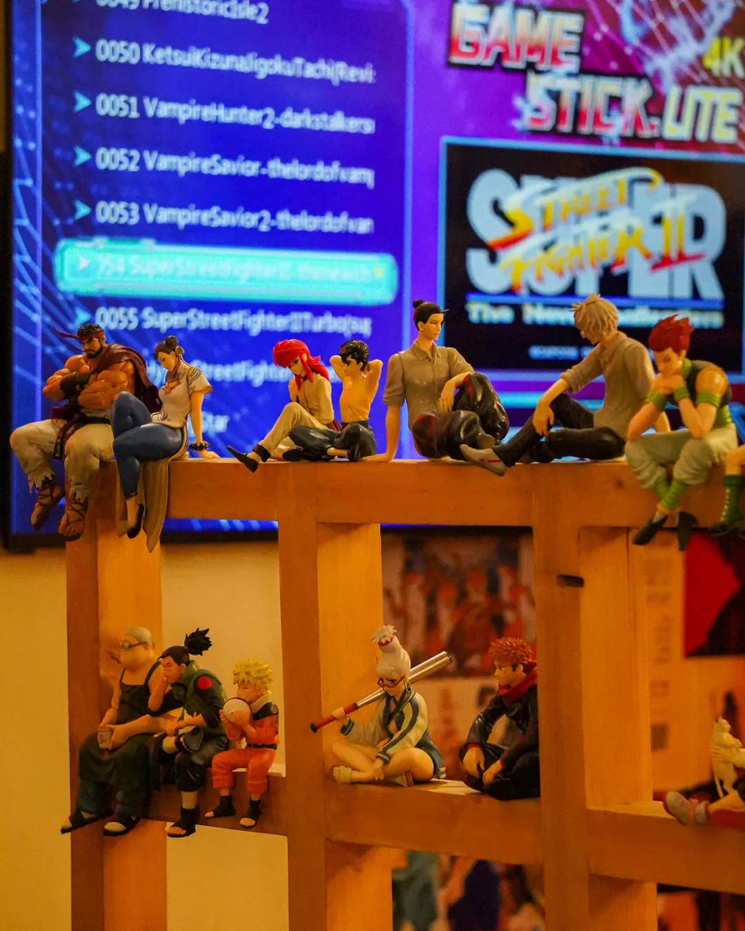 Figurines de manga devant l'écran d'arcade d'Iwao