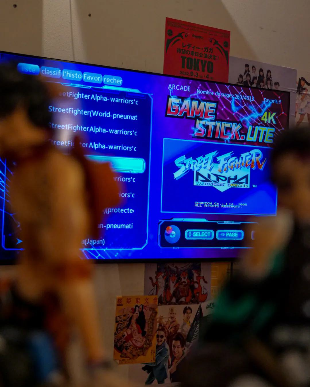 Écran d'arcade et figurines dans le coin gaming d'Iwao