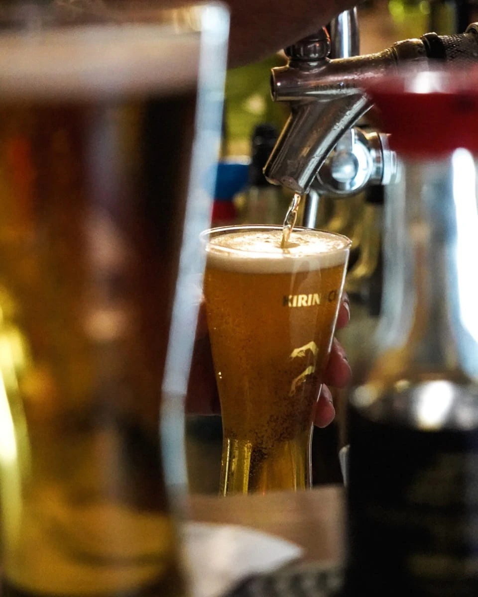 Bière japonaise servie à la pression