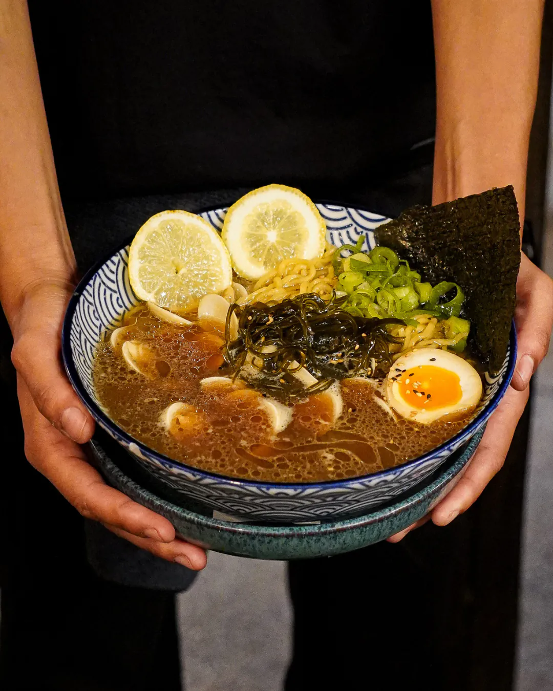 Ramen asari aux palourdes et citron dans un bol bleu à motif vagues