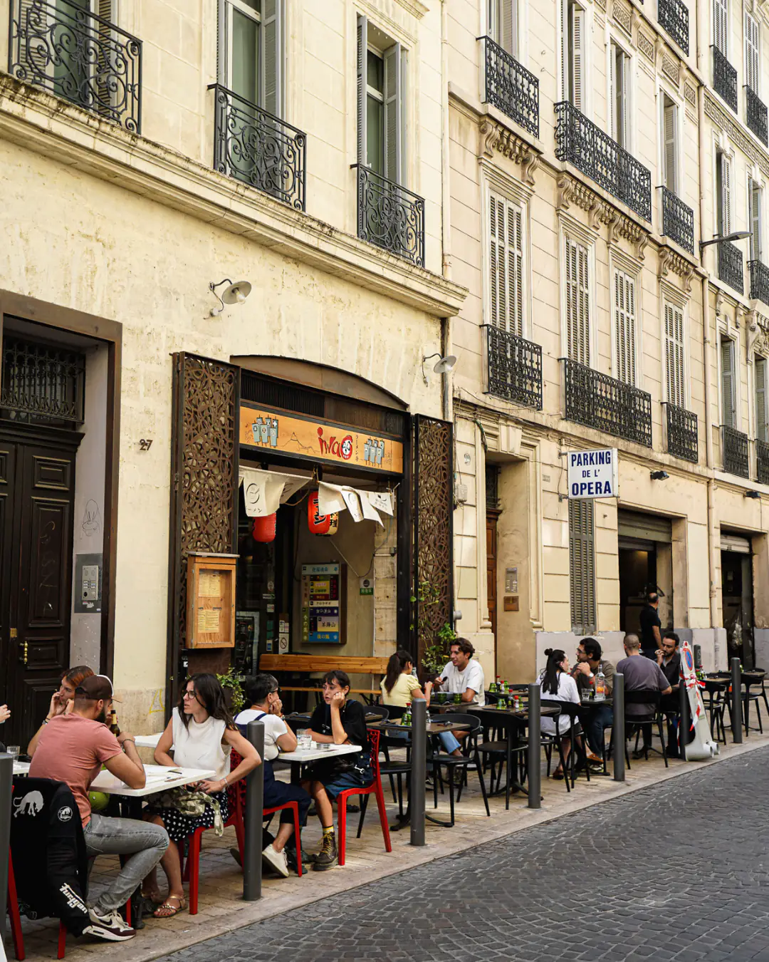 Terrasse d'Iwao au 27 rue Sainte à Marseille, clients attablés en journée