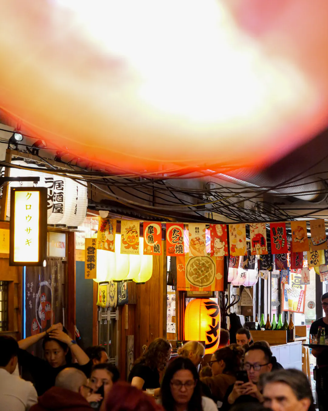 Plafond lumineux de la ruelle d'Iwao aux enseignes japonaises