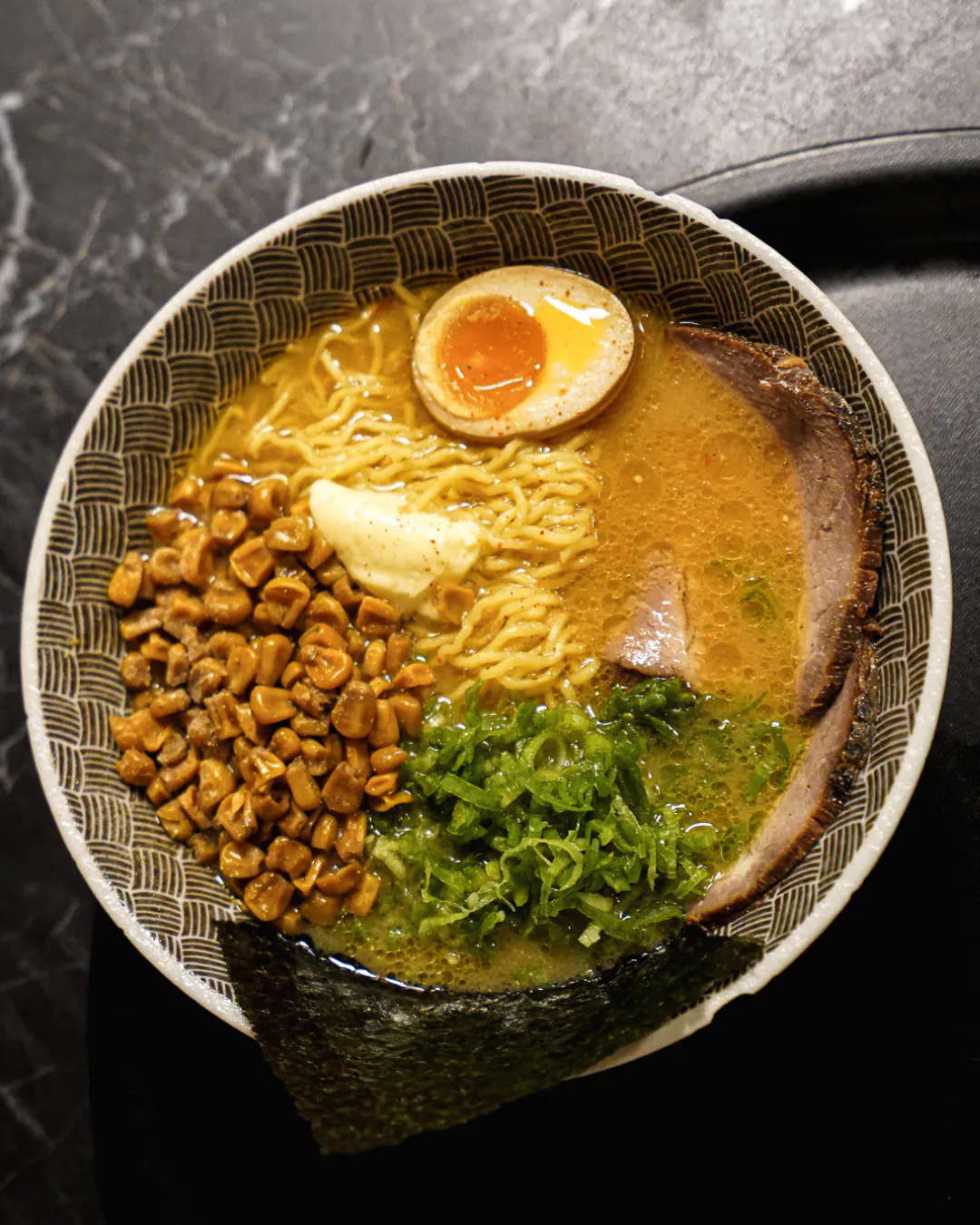 Ramen miso au maïs, chashu et œuf mollet, vu de dessus