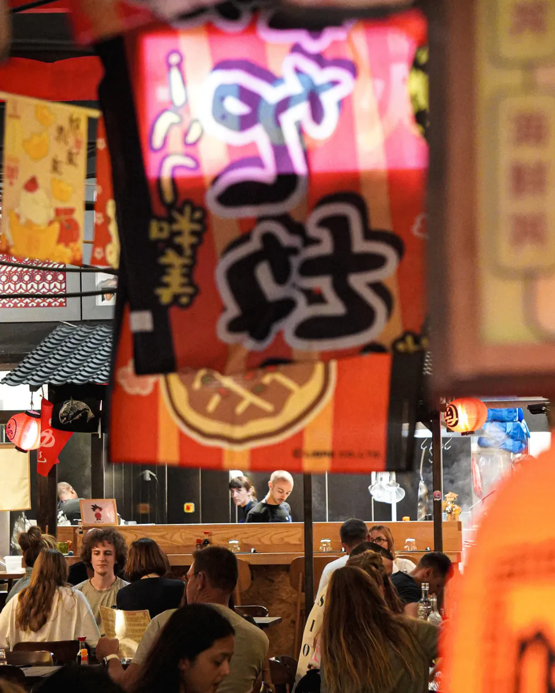 Bannière rouge devant la cuisine ouverte d'Iwao