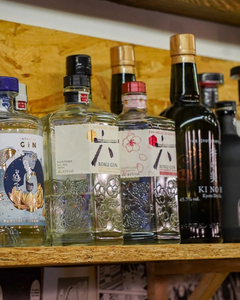 Gins japonais Etsu aux flacons colorés