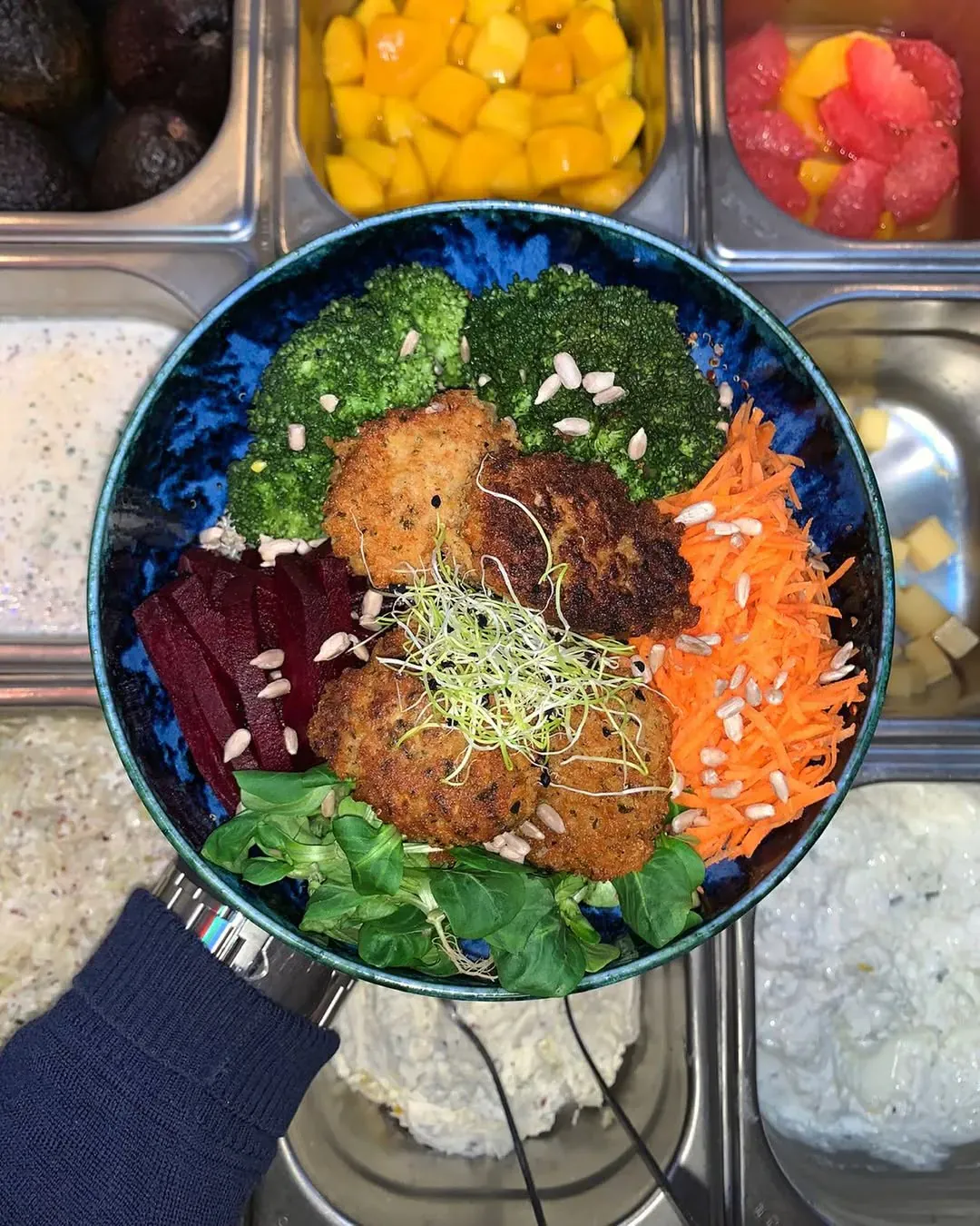 Bowl signature avec mangue et saumon marine