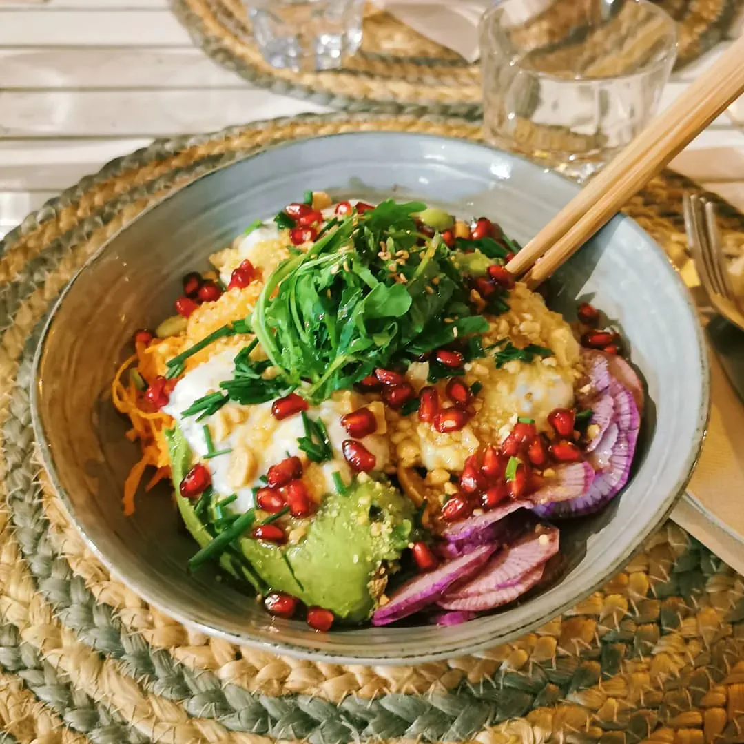 Poke bowl thon rouge avec edamame et sesame
