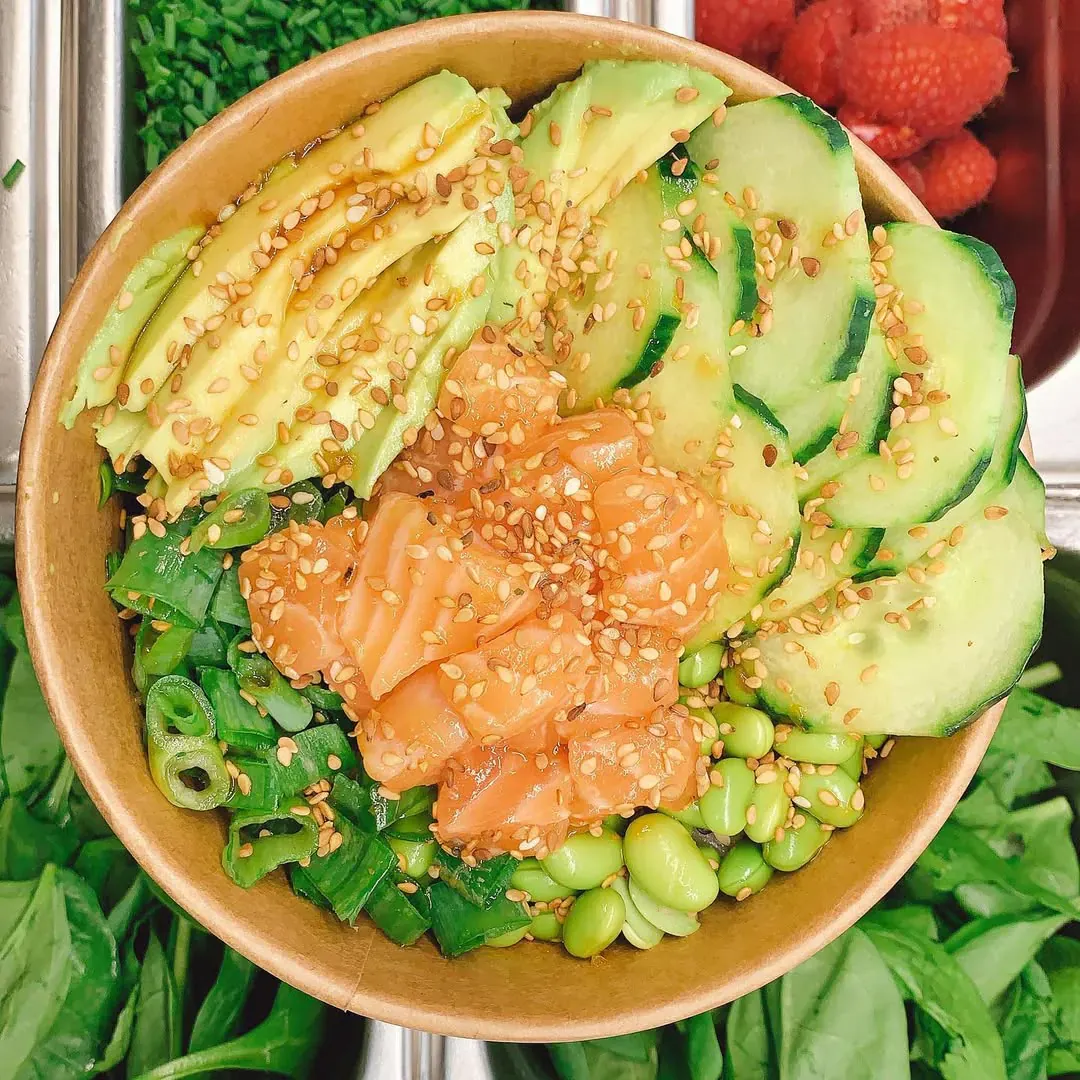 Bowl genereux avec riz vinaigre et toppings