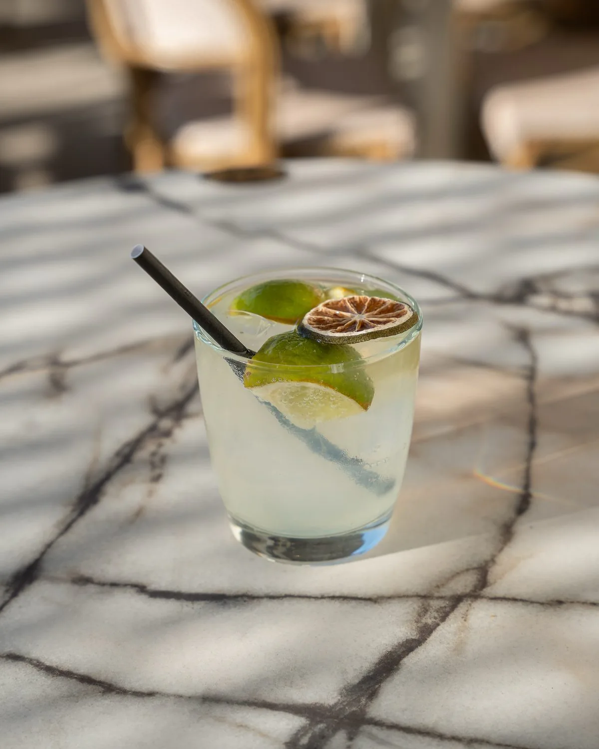 Cocktail servi sur une table en marbre