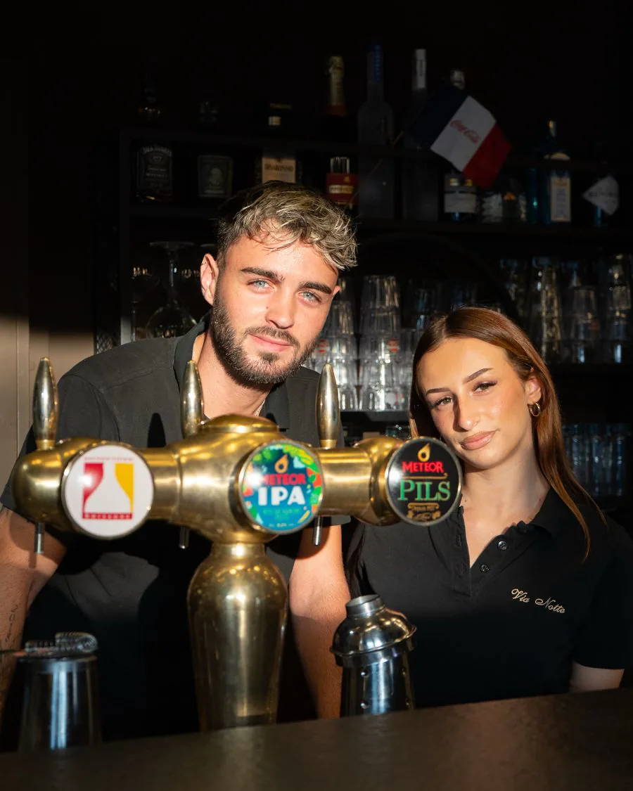 L'équipe du Via Notte derrière le bar