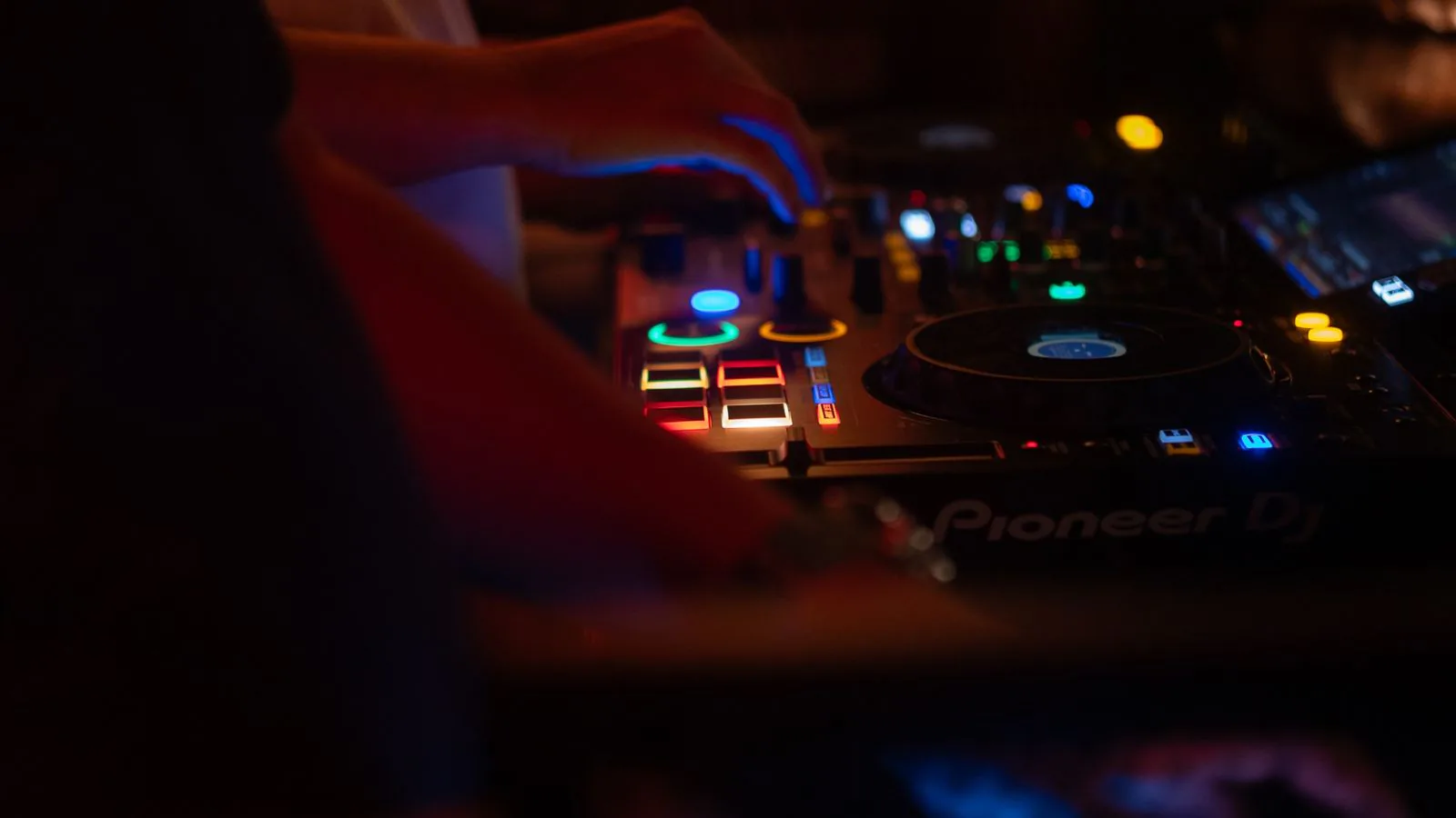 Le DJ aux platines pendant la soirée